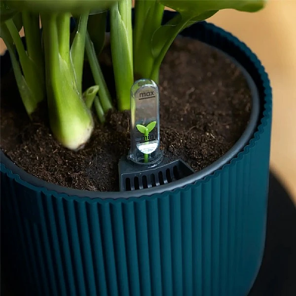 Elho Vibes Fold Round Planter 22cm Deep Blue 5 Elho Vibes Fold Round Planter 22cm Deep Blue - Image 3